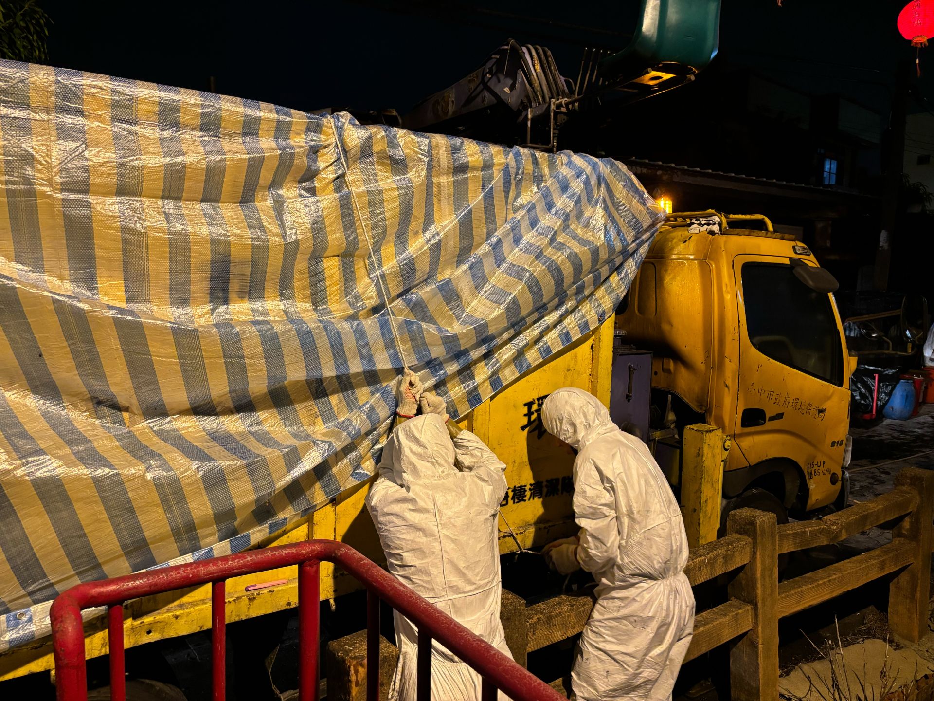 陸軍第10軍團砲兵第58指揮部官兵搭配市府同仁，昨日晚開始投入前置清理作業。（臺中市政府提供）