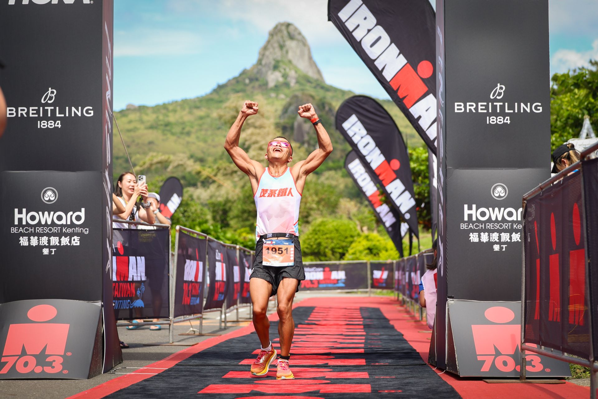 「最強鐵人老爸」許仁茂參賽「全臺最硬也最美」的半程超鐵。（臺灣鐵人三項公司提供）