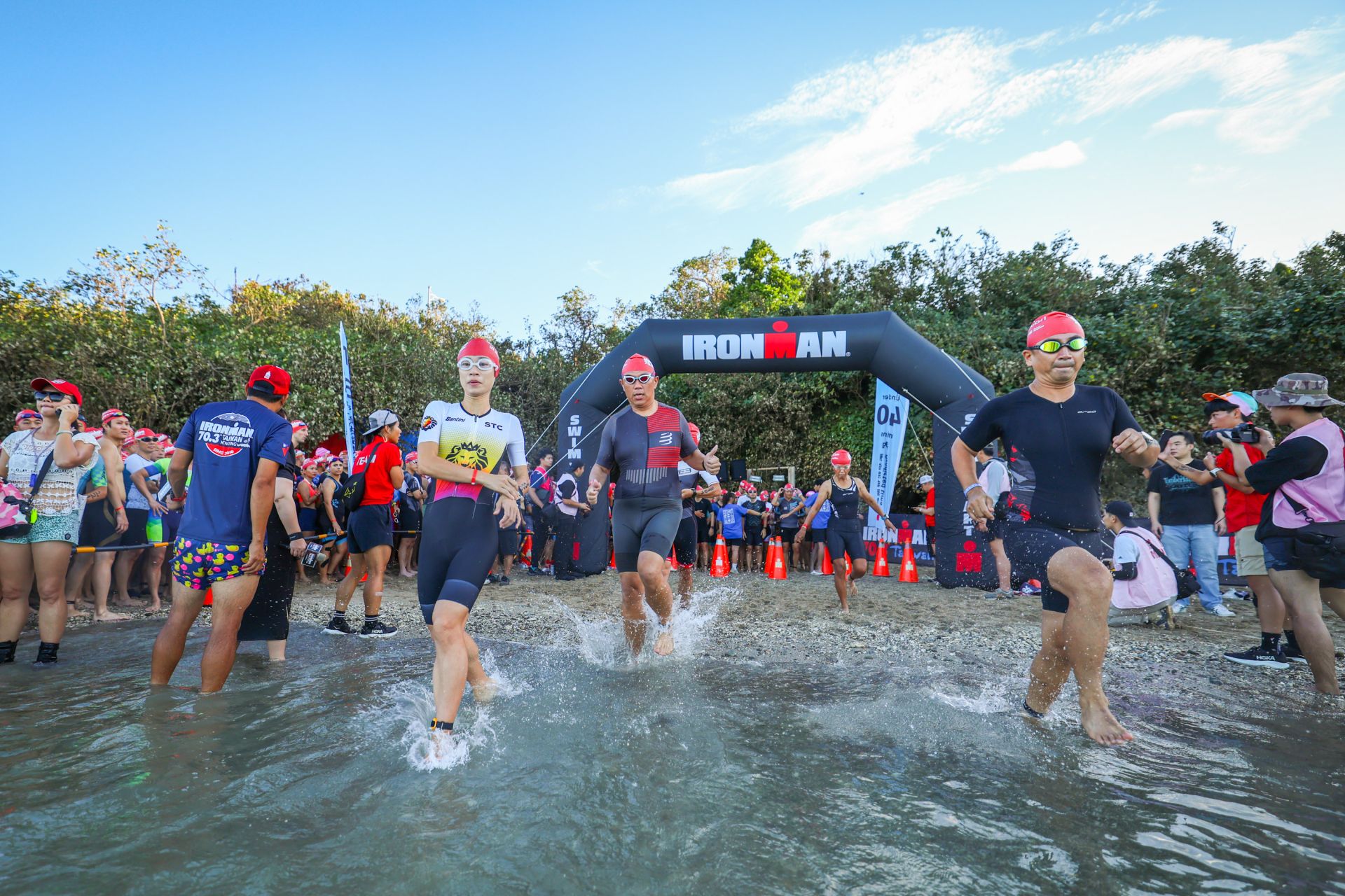 游泳項目於墾丁小灣海域開賽。（臺灣鐵人三項公司提供）