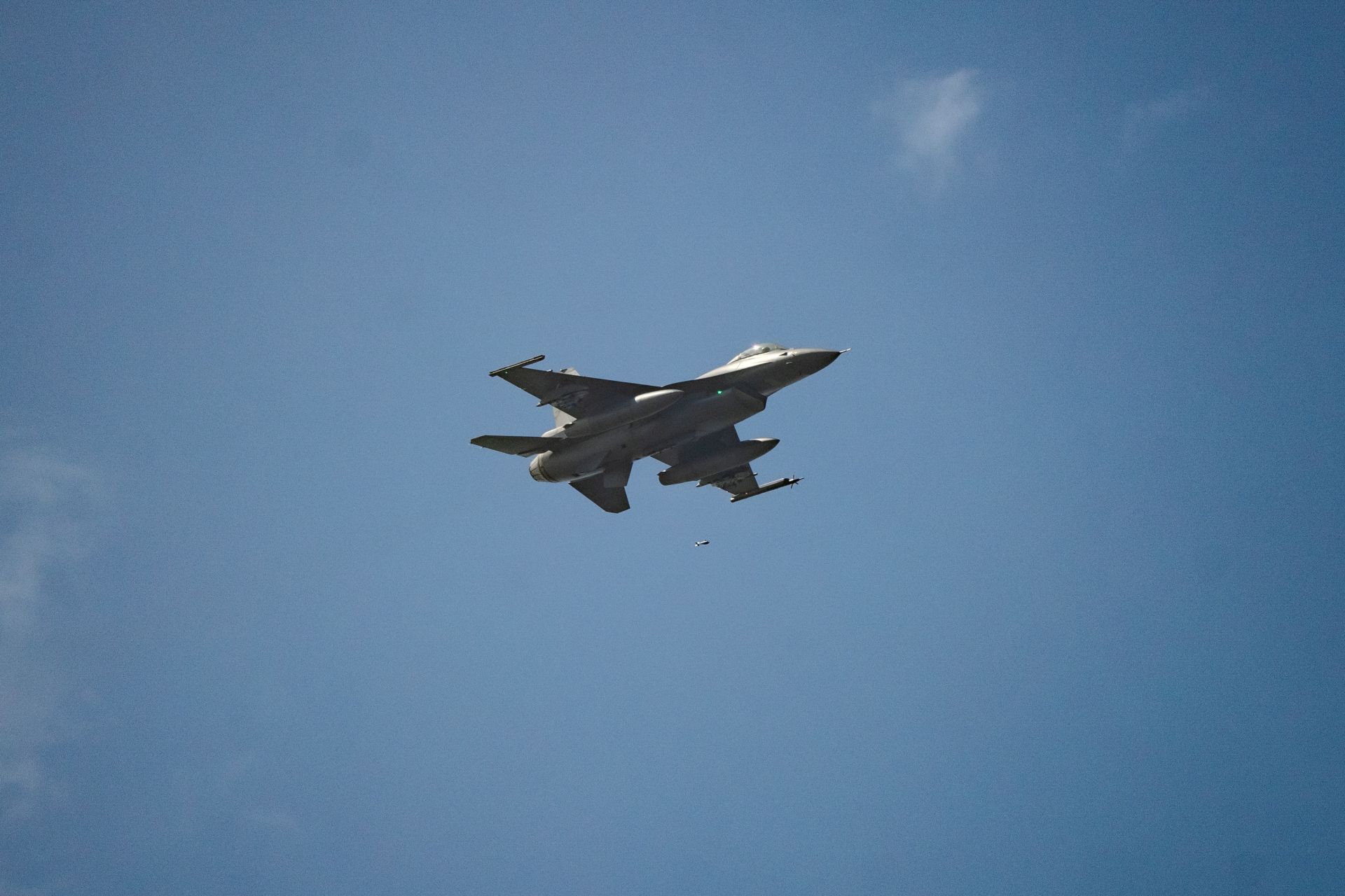 「25磅訓練彈投擲」驗證飛行員配合整體作戰規劃，飛行員以低空飛行方式進行投彈。（記者劉宸瑋攝）