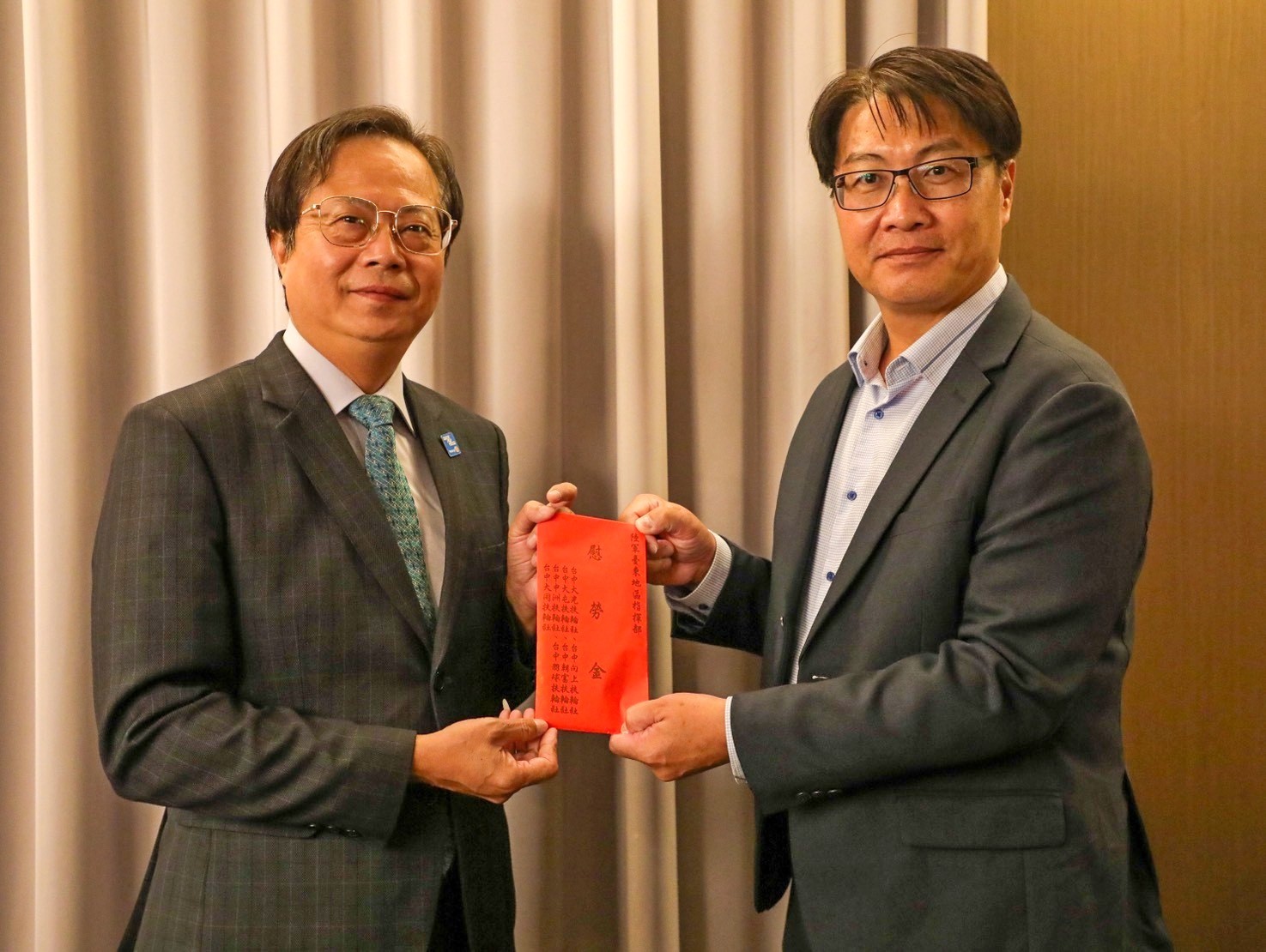 敬軍顧問及民間團體代表致贈慰問金，感謝花東地區駐軍投入花蓮光復地區災後復原工作。（臺東縣軍人服務站提供）