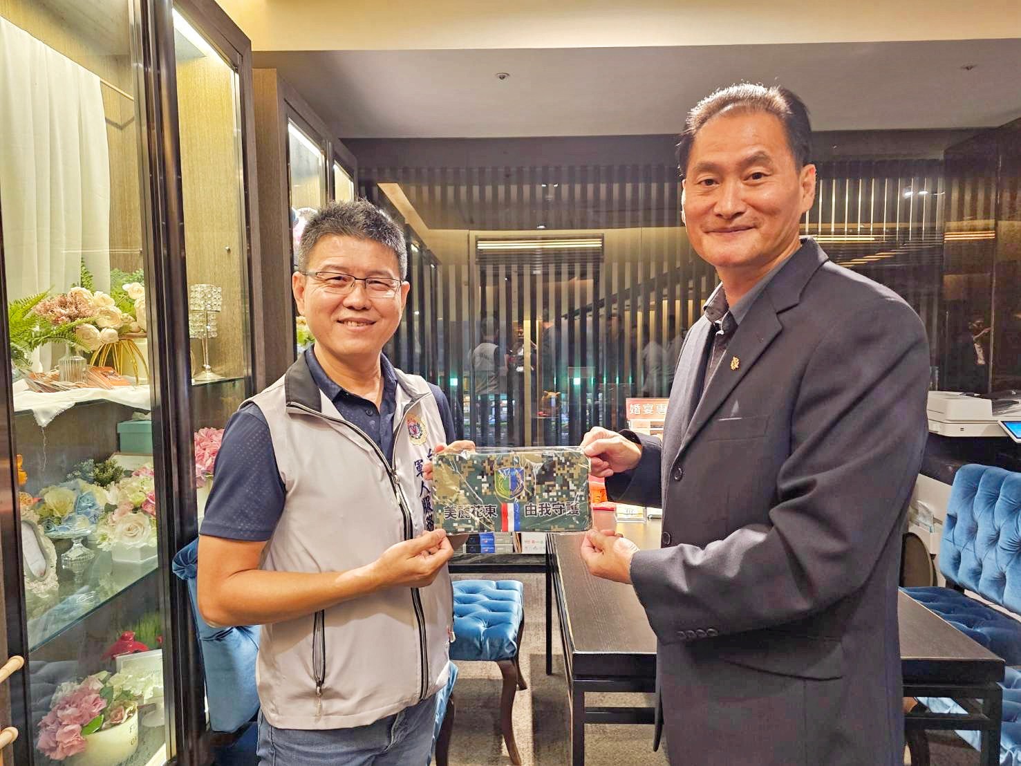 第2作戰區指揮官劉中將致贈迷彩圍脖，感謝敬軍單位對國軍的關懷和支持。（臺東縣軍人服務站提供）