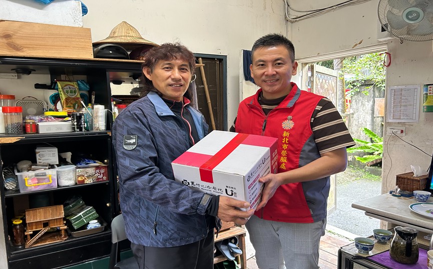 新店區輔導員何中平慰問居住危險地區的榮民，並致贈關懷物資。（新北市榮服處提供）