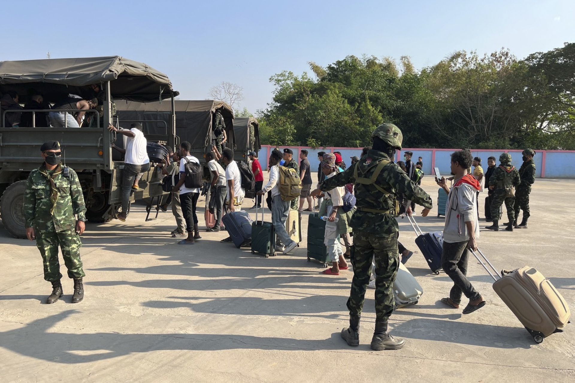  澳洲智庫建議建立區域受害者登錄機制，協助各國公民返國。圖為被綁架的詐騙園區員工，在泰國軍隊護送下準備返國。（達志影像／美聯社資料照片）