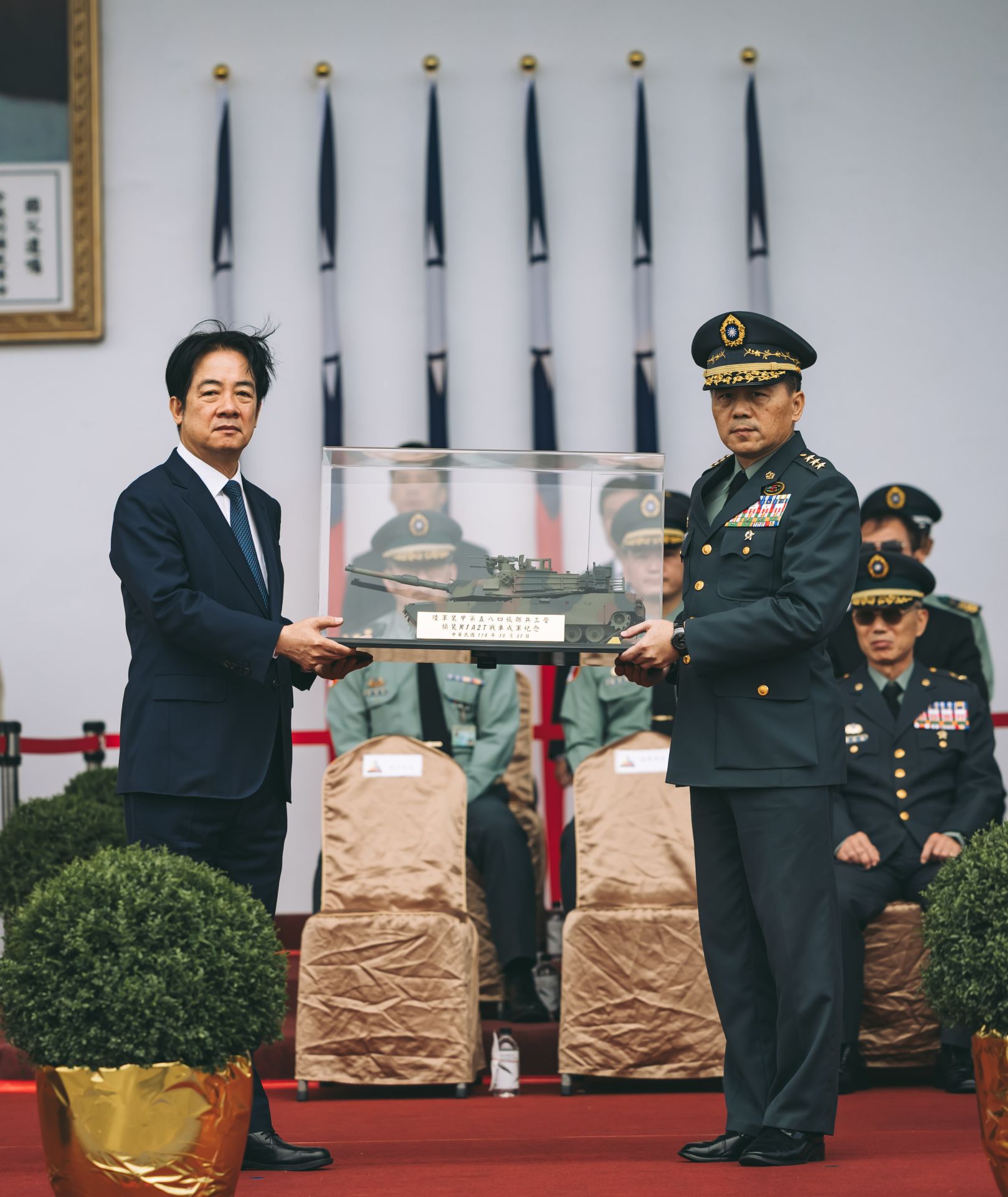  陸軍司令呂坤修上將向賴總統呈獻M1A2T戰車模型。（記者陳彥陵攝）