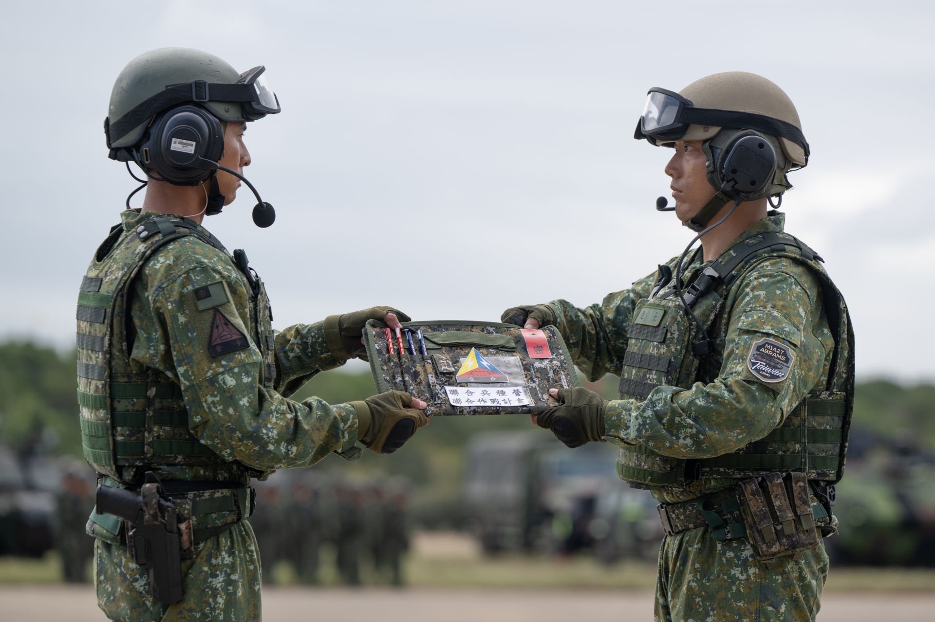  M1A2T戰車與CM11戰車連長進行戰鬥手板交接儀式，象徵防衛任務的接替與薪火相傳精神。（記者陳彥陵攝）