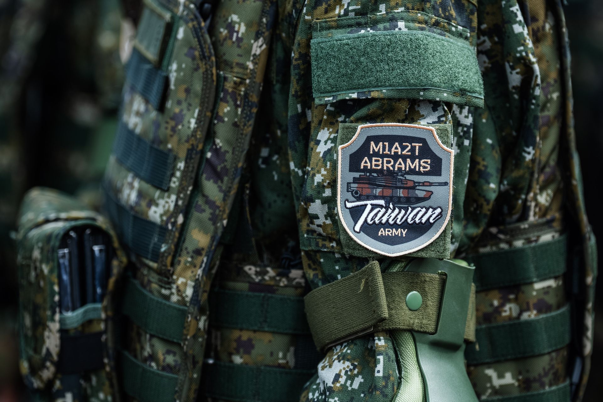  中華文化總會與青年日報「青文創」合作設計「M1A2T成軍典禮紀念臂章」。（軍聞社記者陳彥樺攝）