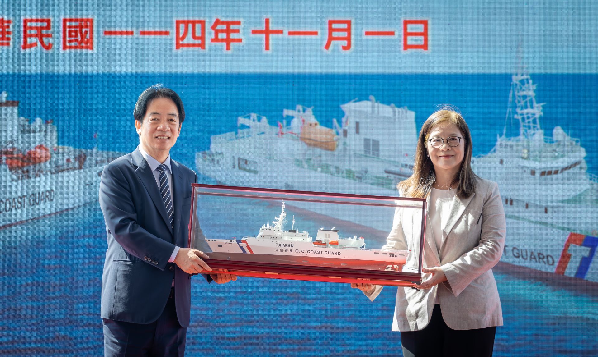 主委管碧玲向賴總統呈獻「台北艦」船模。（總統府提供）