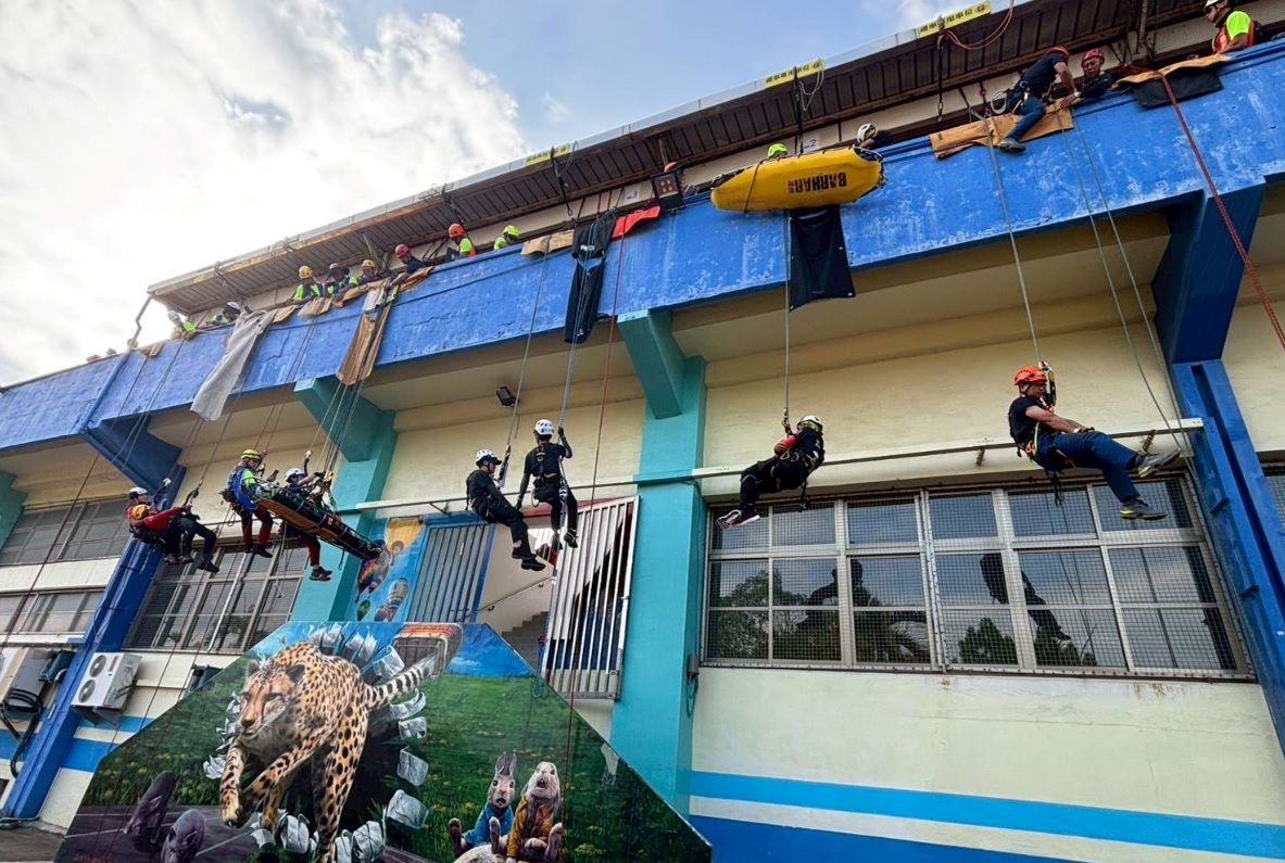 消防署積極推動T-CERT的建置，目標是在政府搜救隊伍抵達前，讓更多人透過自助互助，爭取黃金存活時間。（消防署提供）