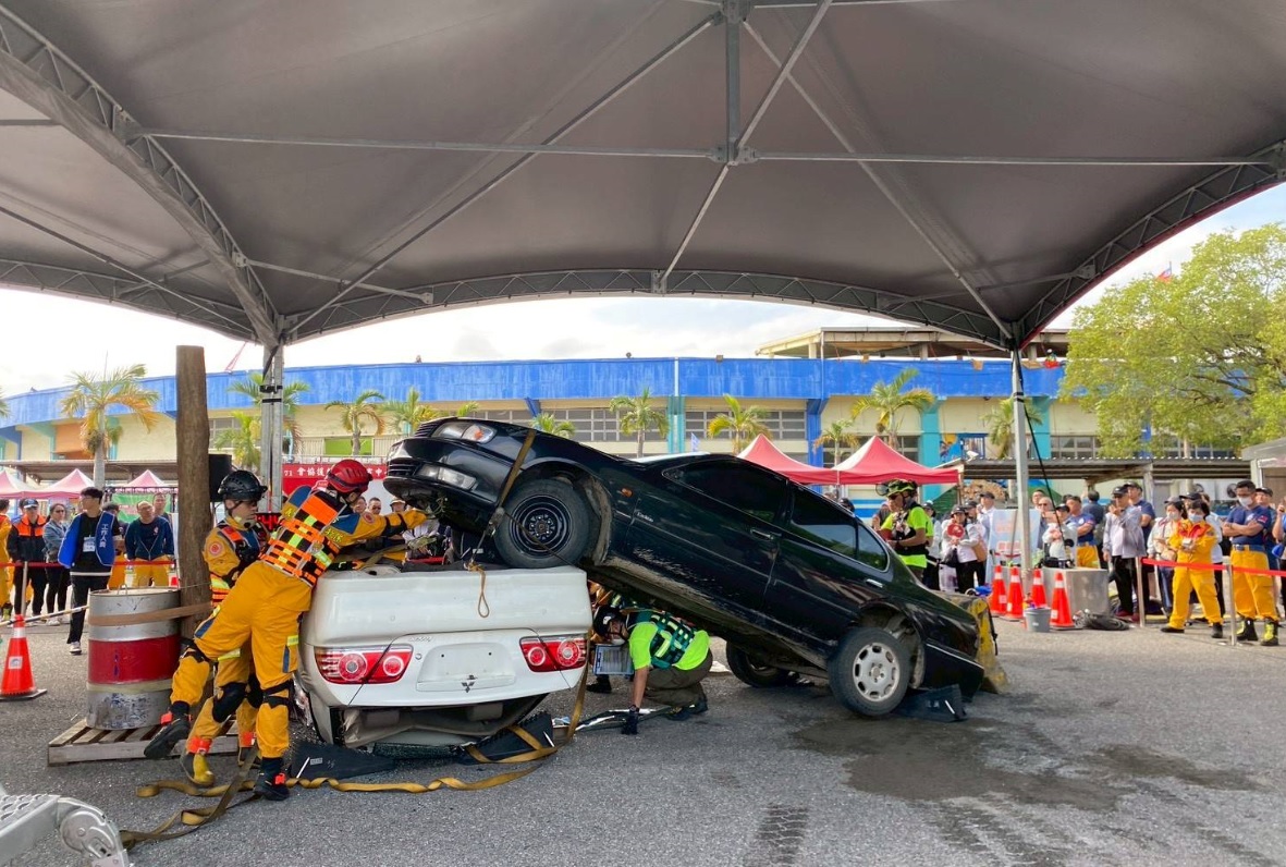 在義消體技能交流活動方面，包含車禍救援等五大項目，模擬第一線救援挑戰，提升義消人員在不同災害情境下的專業判斷與操作技能。（消防署提供）
