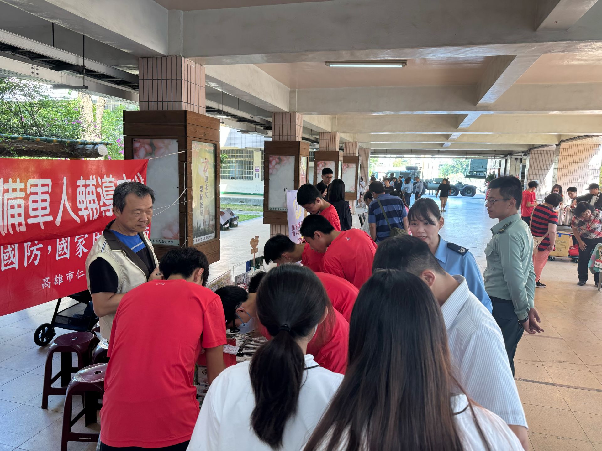 仁武區後備軍人輔導中心與高雄市後備指揮部招募組共同設置人才招募攤位，扎根全民國防。（仁武區後輔中心提供）