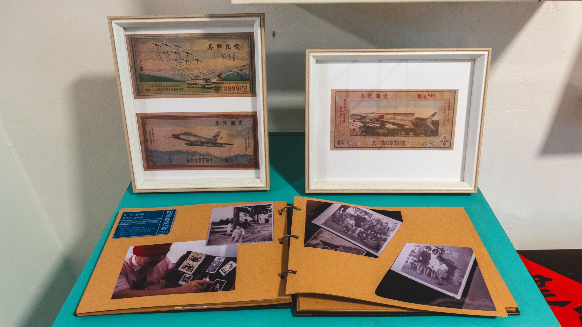 歷史老照片、軍機模型與眷村記憶，拼湊成獨一無二的山城故事。（記者李采霖攝）