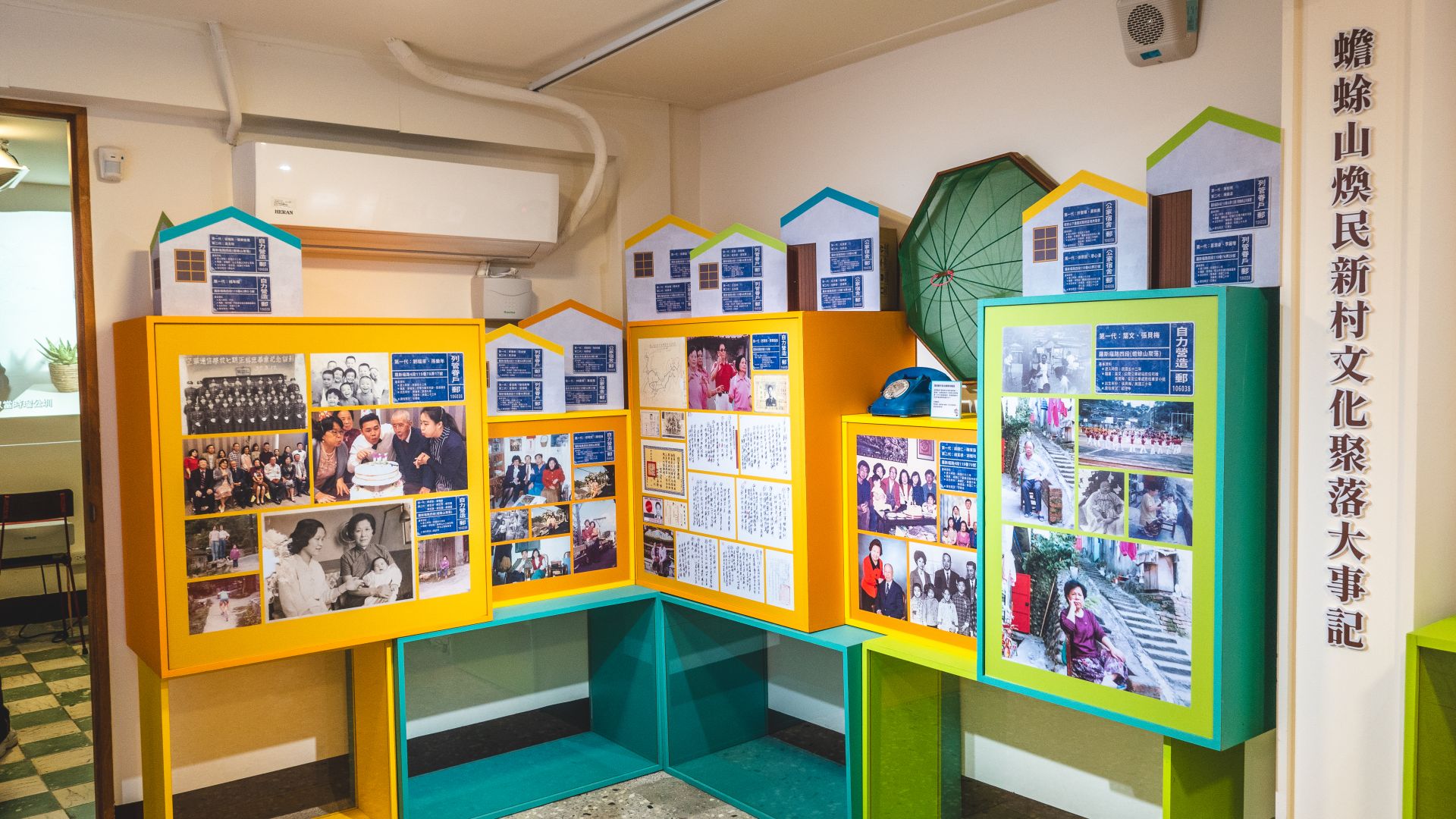 豐富的老照片見證軍旅人生與家族傳承。（記者李采霖攝）