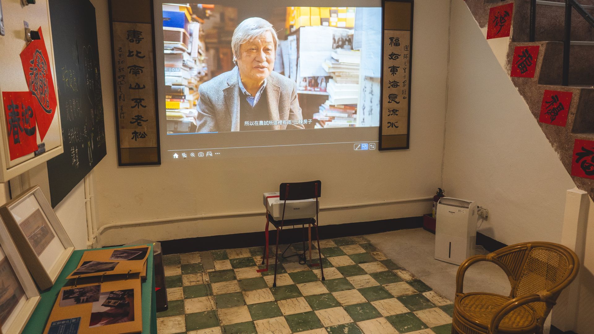 影片紀錄居民口述故事，展現眷村生活的濃厚情誼。（記者李采霖攝）