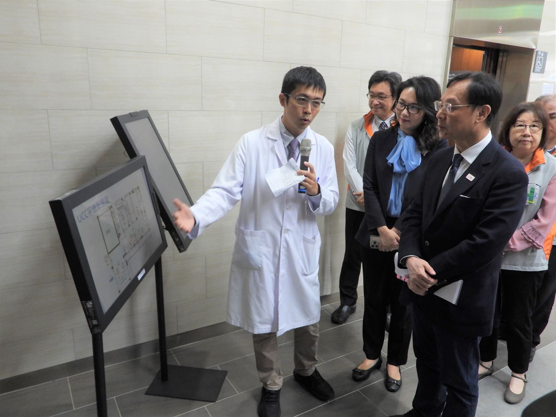 臺北市立聯合醫院醫師說明「週日及國定假日輕急症中心」流程，提升民眾就醫權益。（記者吳典叡攝）