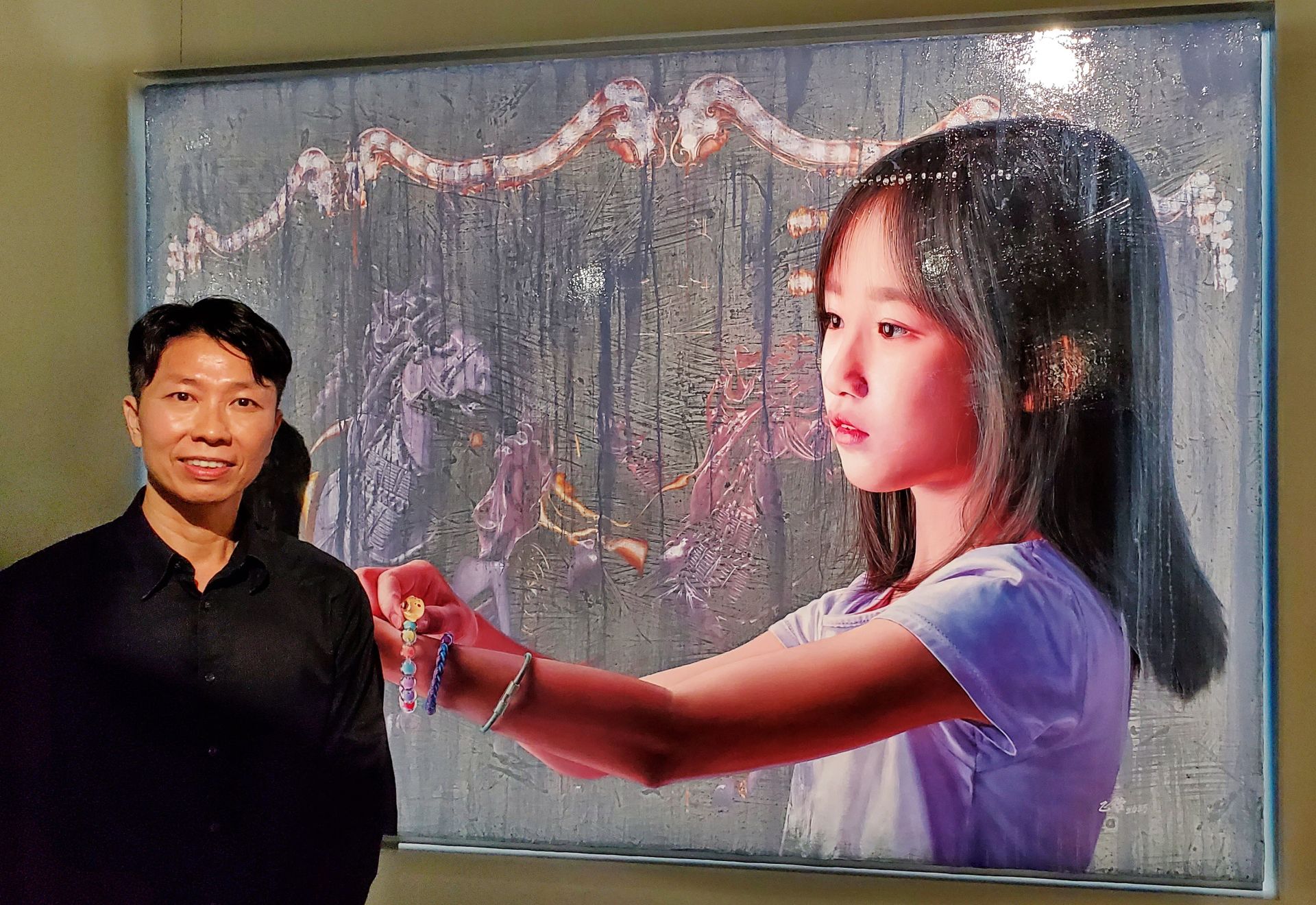 林正哲《女孩、手環與旋轉木馬》奪下油畫類中山獎（首獎）。（記者黃朝琴攝）