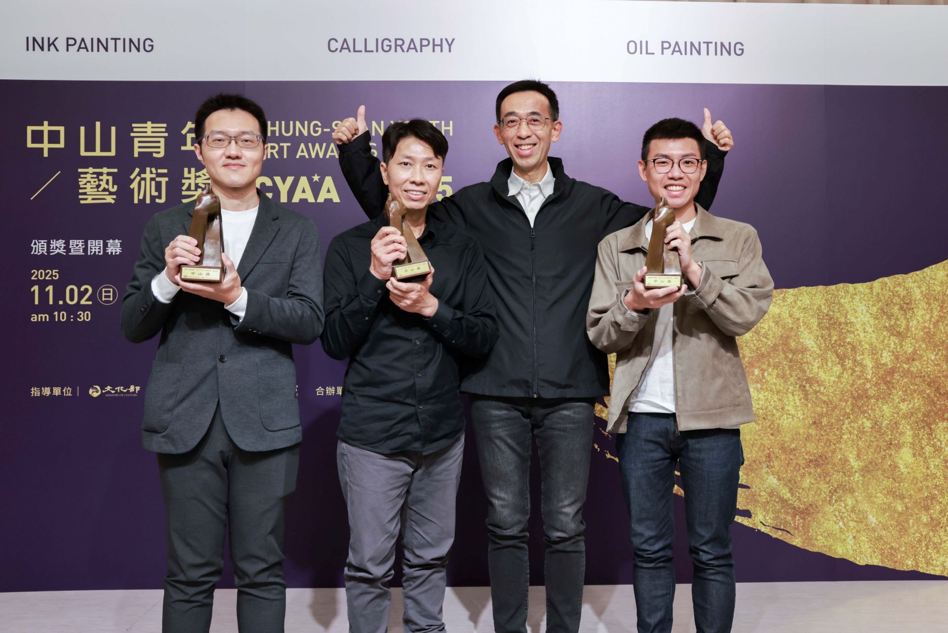 2025「中山青年藝術獎」各類首獎（中山獎）得主分別為，書法類簡宏名（左起）、油畫類林正哲、水墨類柯驎晏（右一），3人各獲30萬元獎金。（記者黃朝琴攝）