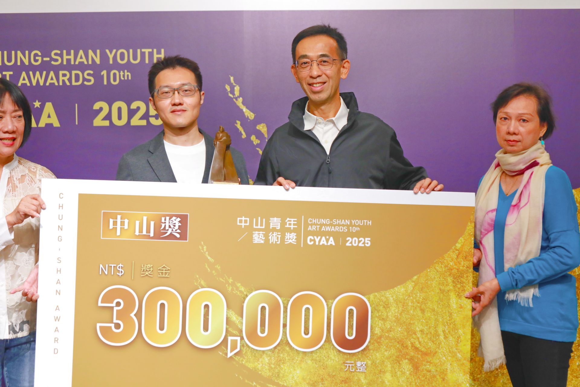 2025「中山青年藝術獎」書法類首獎（中山獎）得主簡宏名，獲30萬元獎金。（記者黃朝琴攝）