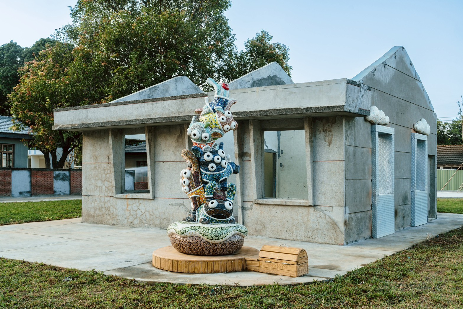 「甜心計畫」透過甜點、糖果、小狗等甜甜的符號，將眷村生活中的幸福記憶，融入歷史老屋。以眷舍地坪中發現的彩色地磚圖案發想，融合抿石子技法及五彩石磁磚，再現眷村記憶符號。(高雄市新聞局提供)