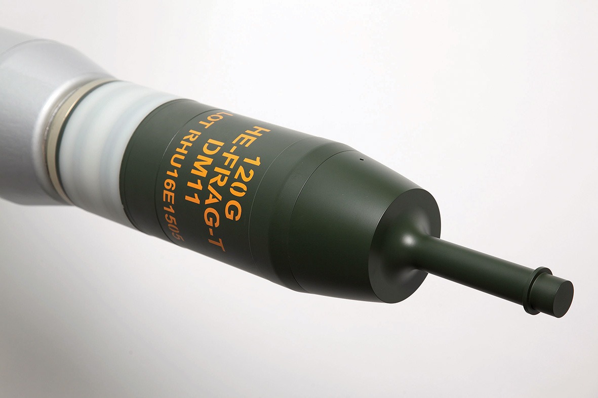  新型L55A1型120公厘55倍徑滑膛砲發揮最大威力，而此砲最大特點就是可使用DM11程控式多用途彈藥 。（取自德國聯邦國防軍Flickr）