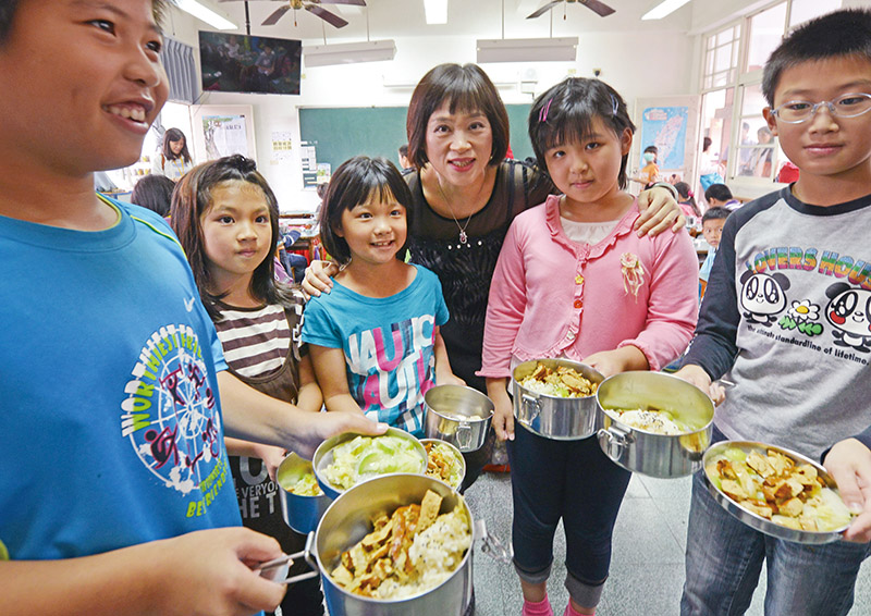 鶴聲國小校長賴玉雪（右三）表示，學生們37元就能吃到至少包括一道有機蔬菜的午餐。