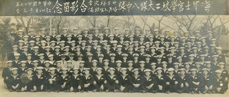 郭約義（下圖第三排右三）民國四十七年和服役的永泰艦官兵一起合影留念。