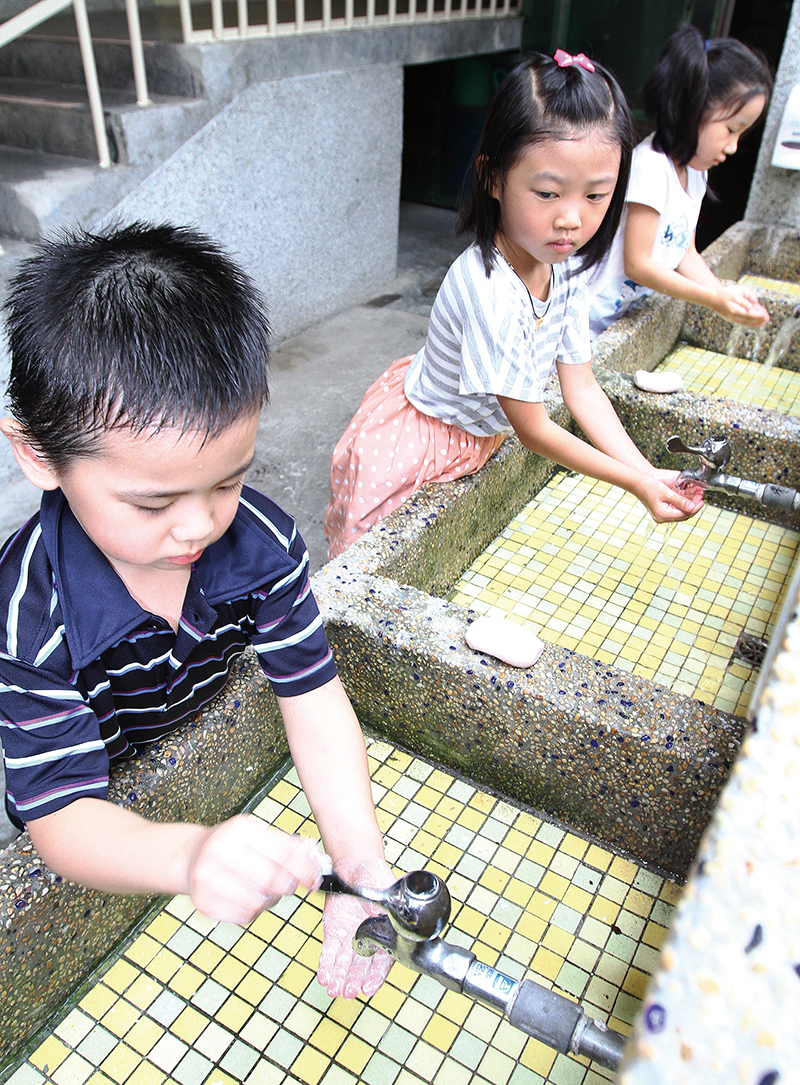 避免腸病毒入侵，勤洗手是預防重點。