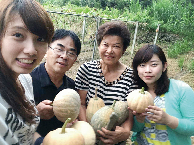 卓媽媽與到農場現摘南瓜的遊客一起同樂，希望大家在大自然中能得到身心靈的放鬆。