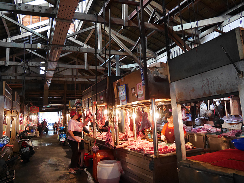 豬肉攤商集中區上方，能見到木造建築的模樣。