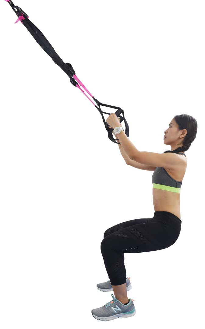  TRX深蹲動作，是下半身最有效率的訓練動作，能刺激腹部、腿部與臀部肌肉群。