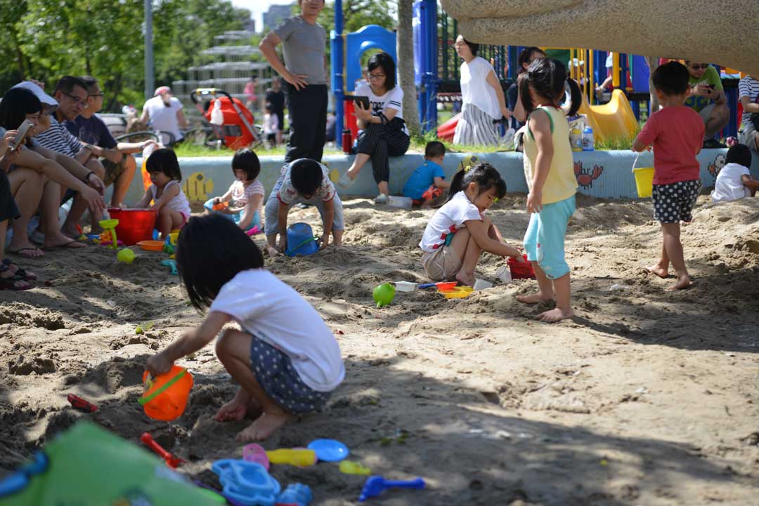 一個健康快樂的孩子，在團體中要能保有自我也尊重他人，並知道如何與人交流溝通。