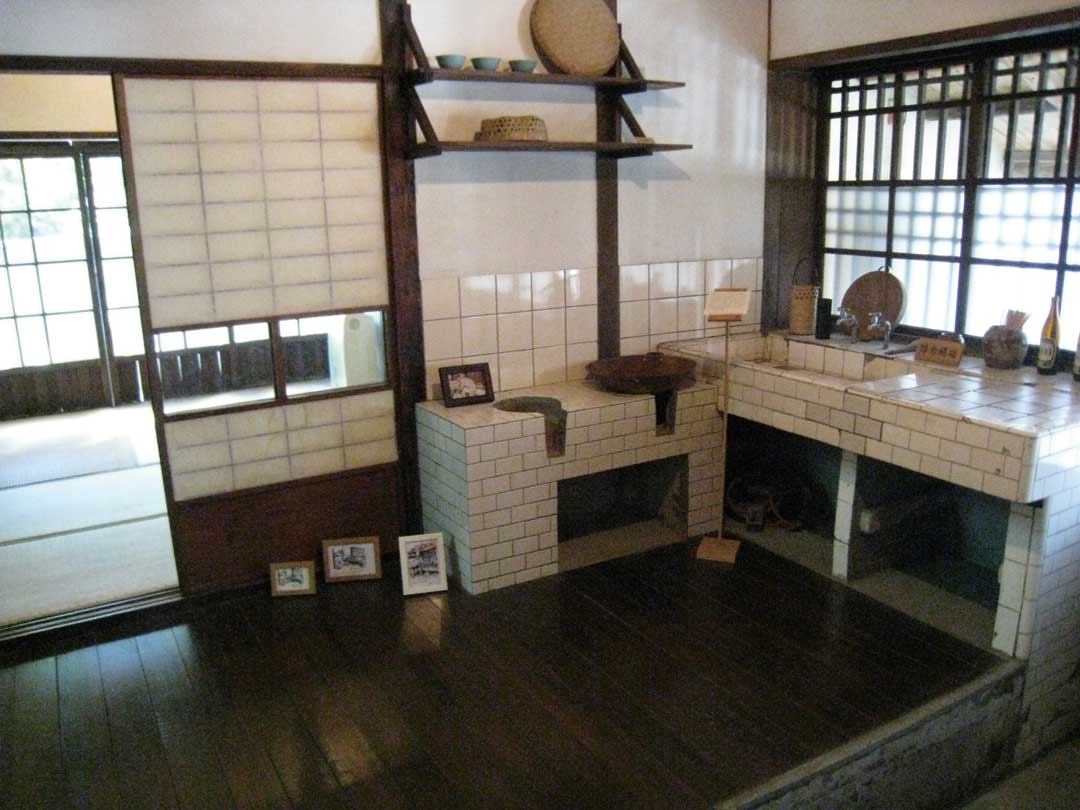 辛志平故居廚房擺設。