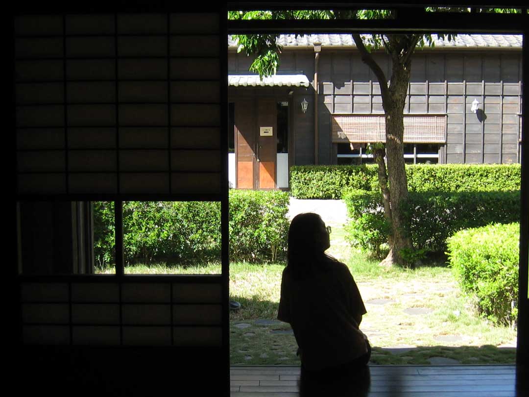 辛志平校長故居，屬日式木造屋，就地倚坐在廊邊欣賞庭院綠景，很有詩情意境。