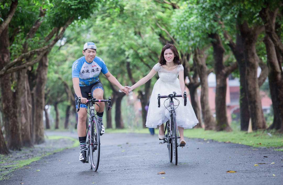 To 老公坤霖
106年5月我們攜手步入禮堂，邁向未來的幸福人生。
老公~因為有你，讓我的視野更加開闊，在你的帶領下，我完成了人生第一次自行車海外挑戰70km─日本島波海道國際單車節。婚姻就像騎自行車一般，雖有辛苦，但沿途優美風光則讓人忘卻辛勞。謝謝老公，讓我的生命更加完整！                陳瑾瑜
