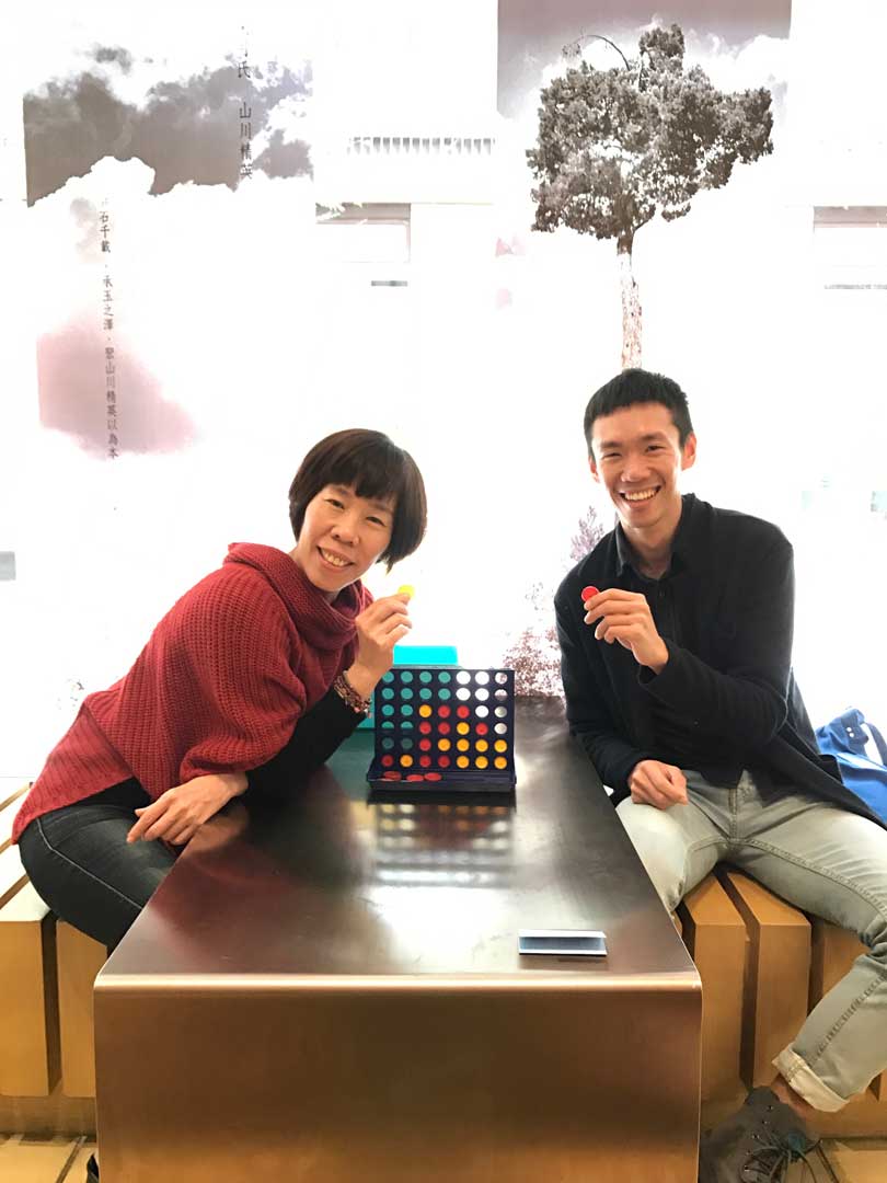 To 兒子予鴻
親愛的孩子 
軍職鍛鍊你的認真和堅持，我以你為榮！記得，無論你喜悅或悲傷、順遂或挫折，我一直都在。
Never give up！                 
吳冠儀
