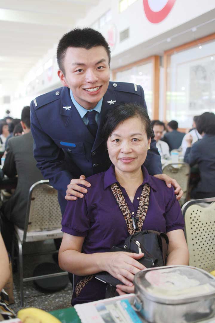 To 兒子琮林
孩子，謝謝你一直都那麼努力，為國家貢獻所學，只是人都會累，請記得，家永遠都是你的避風港。                             陳瑞瑾
