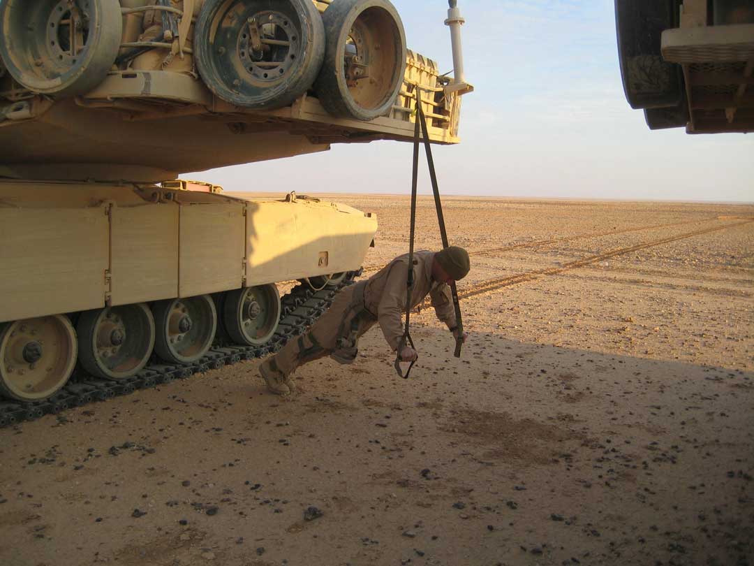 TRX讓士兵即便身處戰場之上，也能利用自身體重與地心引力，強化肌肉力量、靈敏度、身體平衡與協調性，以完成各種任務。