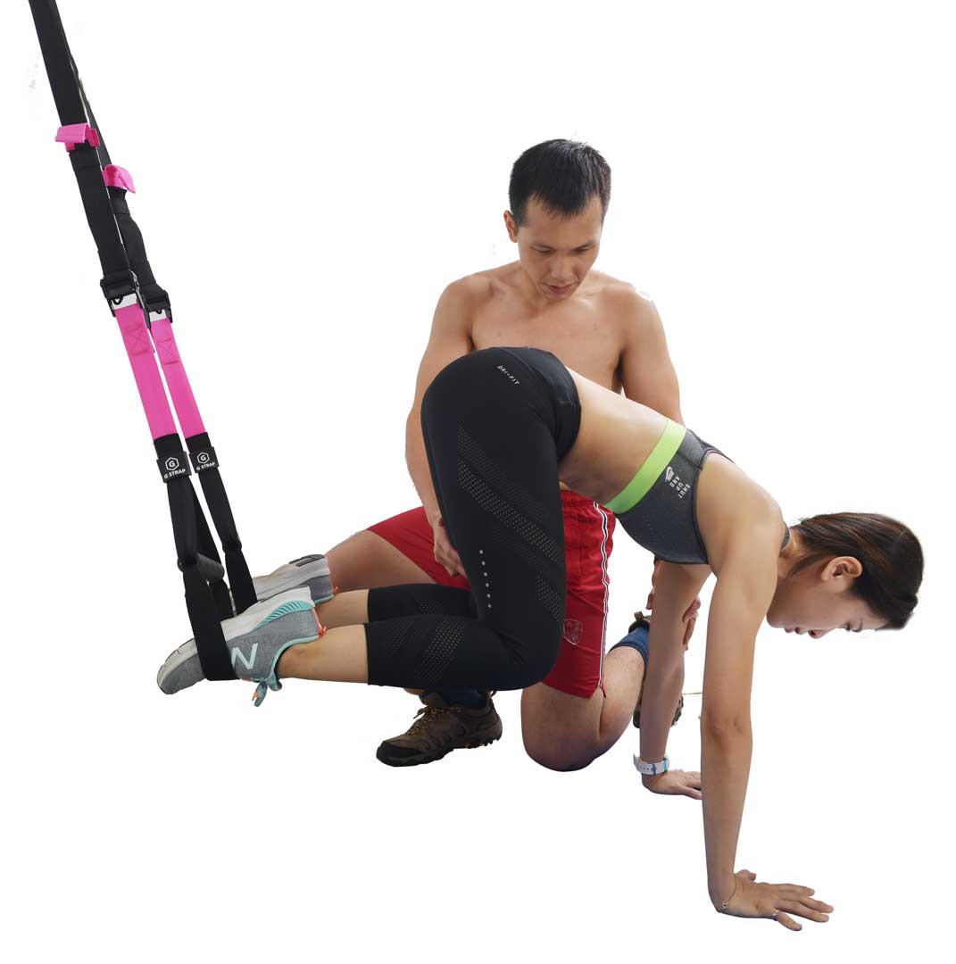 膝蓋往手肘方向收的過程中，若無法碰觸到手肘也不要勉強，量力而為就好。