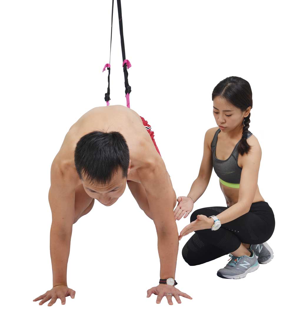 支撐身體的手臂建議與肩同寬或稍寬，最重要的是食指與中指要朝前，手肘內側要相對，以避免在運動的過程中傷到手臂。