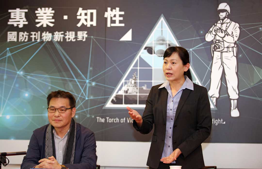 文宣處處長陳少將（右）表示，身為政策單位主管，期許以行動支持國防文宣刊物，讓國防刊物愈辦愈好，開展新視野。