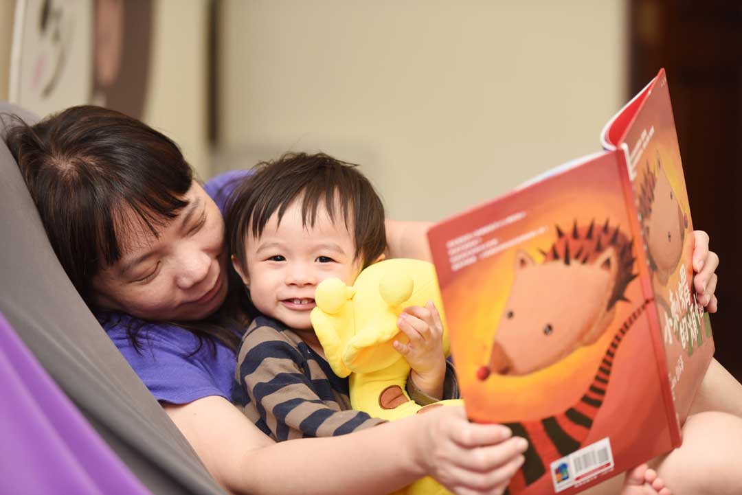 孩子在父母親滿滿的關懷中感受到愛，就能在嬰幼兒期建立起孩子正面的自我價值。