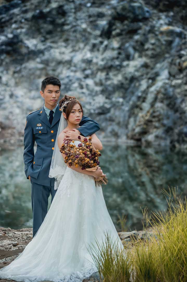 To 老公家豪
老公，謝謝你細心的疼愛。作為你背後默默的支持力量，我會好好提供你需要的支援，就像是你默默為我們的國家、家人、人民付出一般。                                丁怡秀
