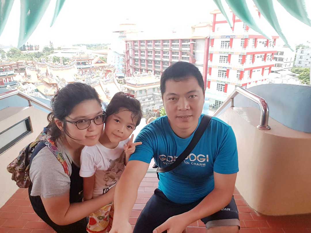 To 老婆女兒
幸福，不是山珍海味，也不是金銀財寶，這輩子能夠擁有愛我的老婆及可愛的女兒，是我最大的幸福，雖然因工作關係，無法能夠好好的陪伴妳們照顧妳們，但是我會當妳們永遠的依靠。        林希憲
