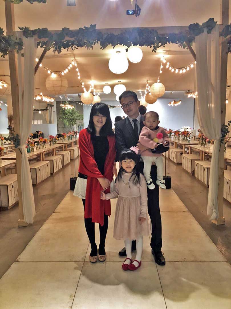 To 愛妻翠倫
親愛的老婆與小樹姐姐、冬瓜妹妹：
很高興可以陪著你們一起出國，體驗不同國家的文化，平時爸爸為了保護國家不常在家，妳倆要乖乖聽話喔！再次更要大聲感謝老婆！您辛苦了！      姚文邦
