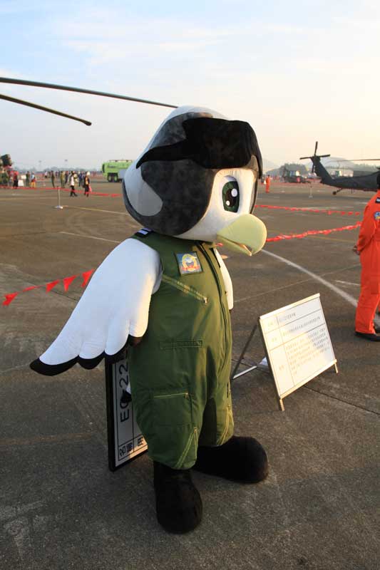 外型討喜，又能表現部隊的任務特色的假日版隊章、可愛人形布偶「歐寶」，配合營區開放，都讓部隊面對民眾時更有親和力。