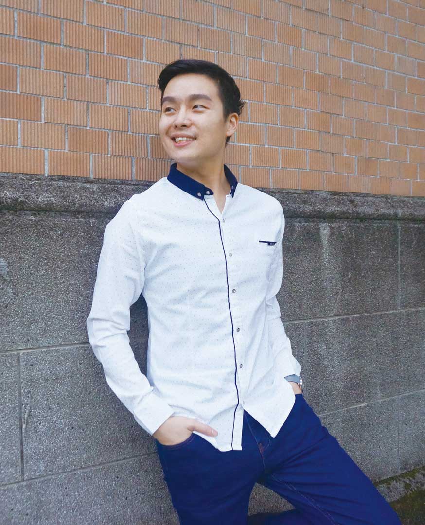 俏皮活潑的點點白色襯衫，搭配全素色無割破的中藍色牛仔褲，充分展現出個性休閒風。