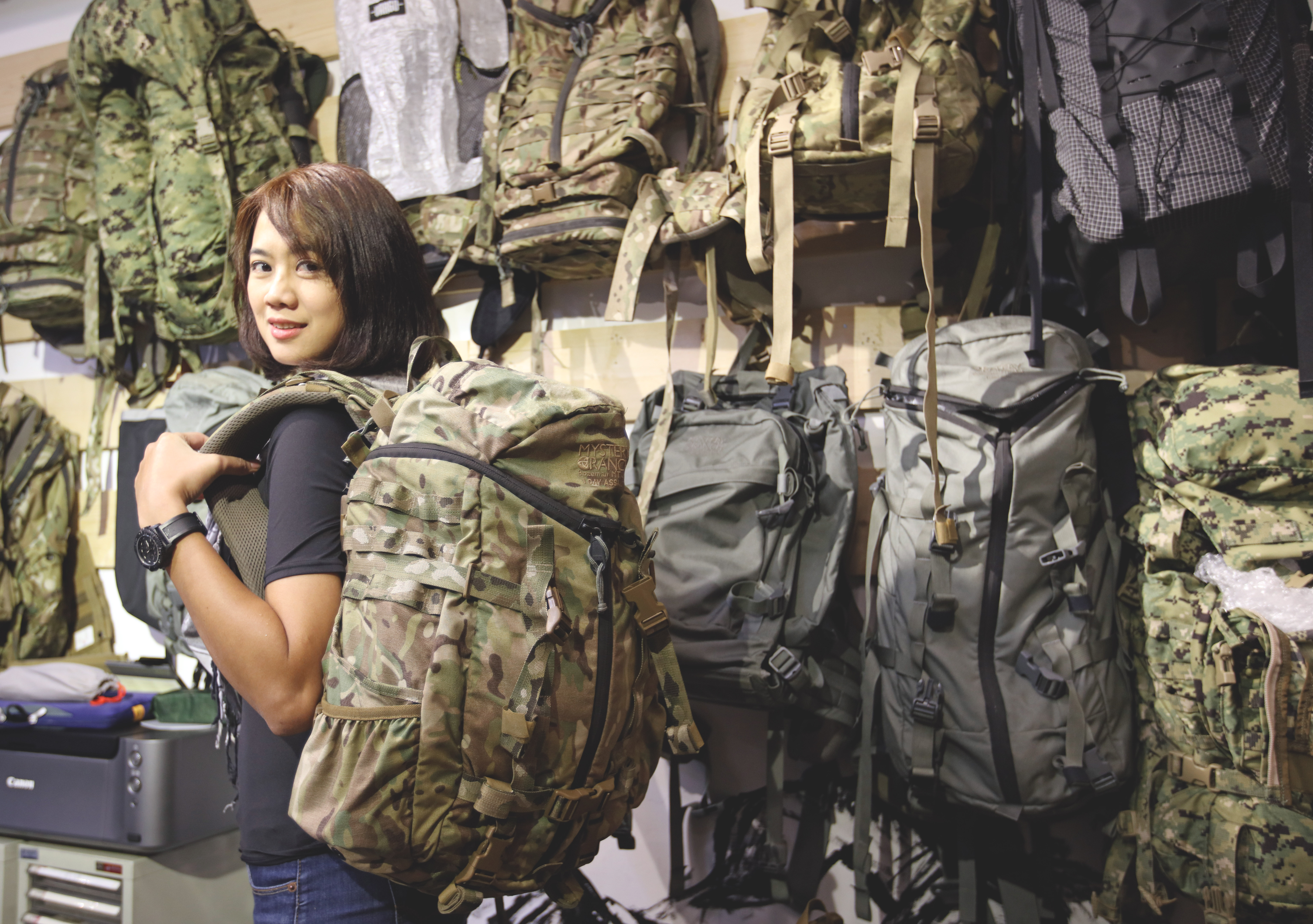 Mystery Ranch軍規包，透過BVS將背包「固定」的設計，對喜歡攀爬崎嶇地形的登山愛好者是一大利多。