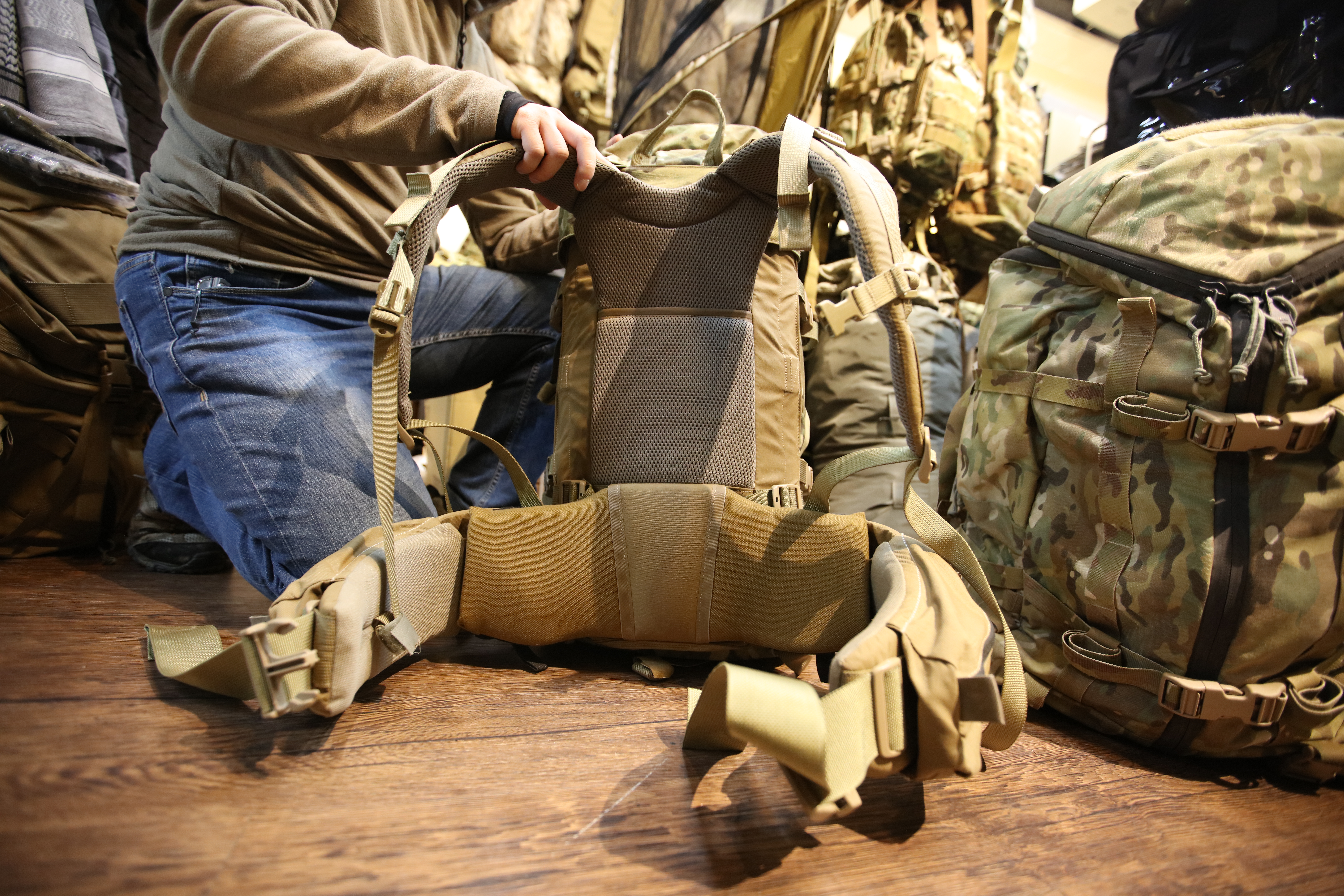 寬厚服貼的腰帶，讓大部分重量承載於腰部，經過調整後，背肩帶也更貼合身體。