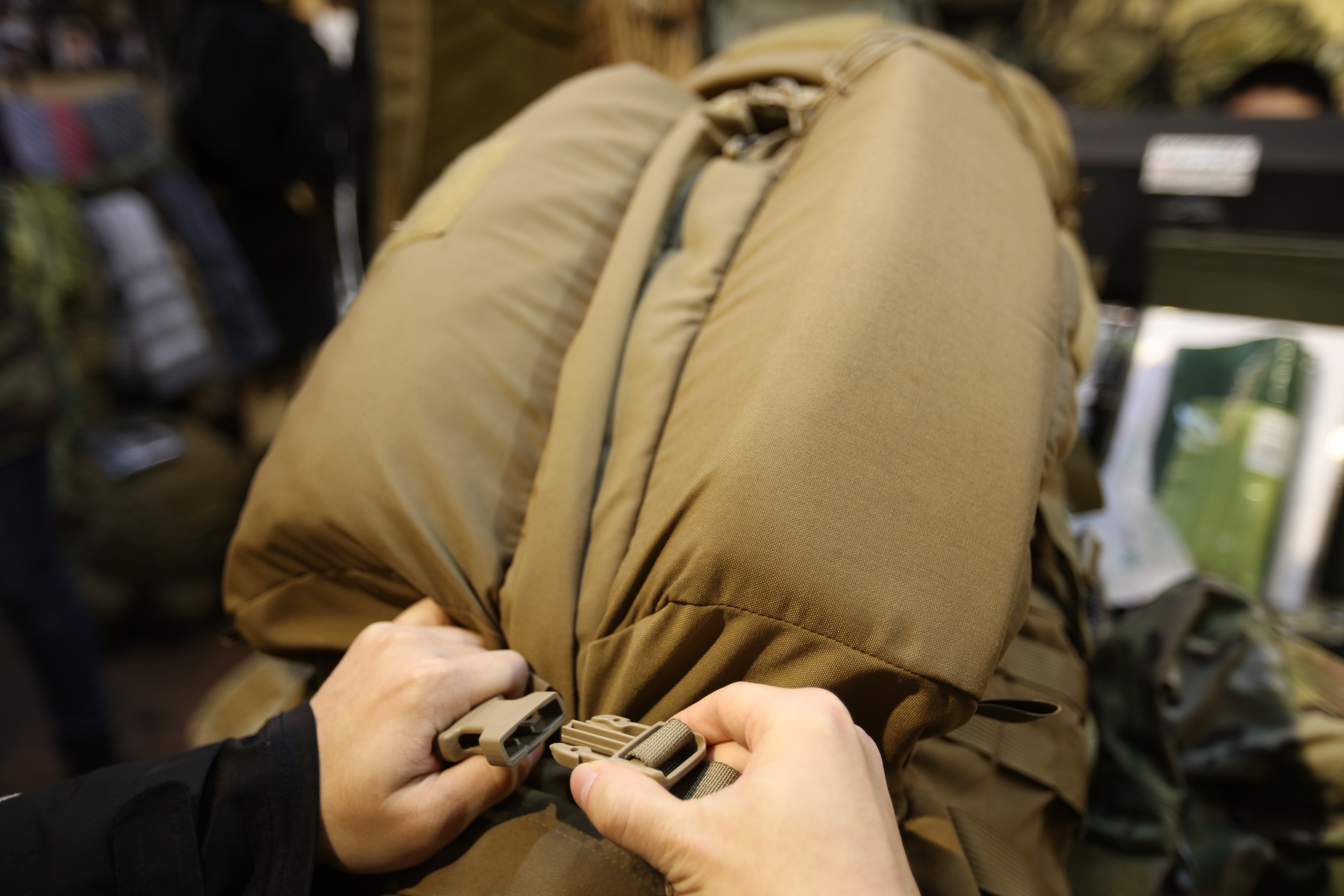 Y字型三拉鏈開口，能快速攤開背包。