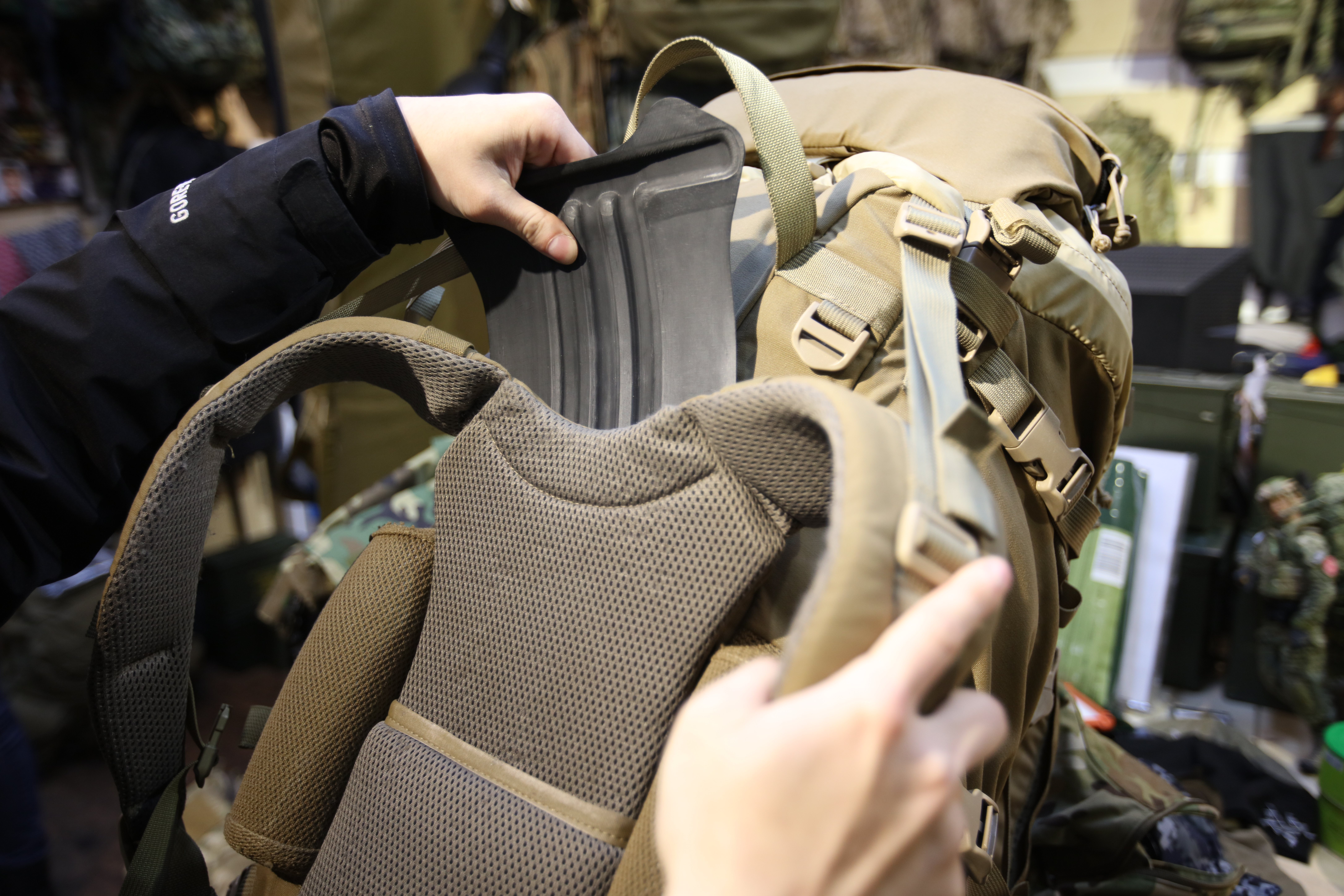 肩帶中鑲嵌硬板，背負感更加平衡舒適。